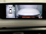 パノラミックビューモニターを装備。駐車場や交差点でクルマを真上から見るように周囲を確認できます。機能の詳細は販売店スタッフまでおたずねください。