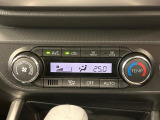【オートエアコン】一度お好みの温度に設定すれば、車内の温度を検知し風量や温度を自動で調整。暑い&hellip;寒い&hellip;と何度もスイッチ操作をする必要はありません。快適な車内空間には必須の機能ですね♪