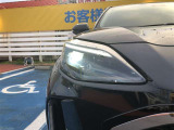 【LEDヘッドライト】 悪天候や夜間走行時も良好な視界を確保し、安心して運転できるLEDヘッドライトを装備!点灯速度が速く、消費電力も抑えられます。