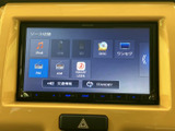 ラジオやディスクなど、複数の音源を画面から選べるオーディオメニューです。表示が整理されていて選択肢を確認しやすく、普段聴く音楽やラジオを選ぶ際に便利にお使いいただけます。