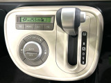 【オートエアコン】一度お好みの温度に設定すれば、車内の温度を検知し風量や温度を自動で調整。暑い&hellip;寒い&hellip;と何度もスイッチ操作をする必要はありません。快適な車内空間には必須の機能ですね♪