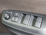 パワーウィンドウのスイッチです。車種によっては鍵のロック・アンロックに連動してミラーが開閉する「オートリトラクタブルミラー」も装備!