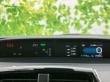 運転席から確認しやすい位置に表示部がまとまり、速度やシフト位置などの情報を把握できます。必要な表示をひと目で確認しやすく、日々の運転をサポートしてくれます。
