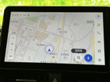 現在地周辺の道路や施設が表示され、目的地までのルート確認に役立つ地図画面です。画面上の案内を見ながら行き先を把握しやすく、初めて訪れる場所への移動にも便利です。