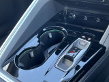 Audiのシフトレバーは、高級感と先進技術を反映したデザインが特徴です。オートマチックトランスミッションやデュアルクラッチトランスミッション(Sトロニック)を採用しております。