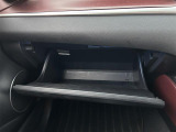【グローブボックス】大容量のグローブボックスです!!車検証ケース他、日頃使う小物類の収納スペースもたくさんあります!