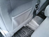 助手席の後ろには荷物入れもついてます