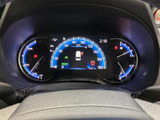 速度や燃料残量などの情報がまとまって表示され、運転に必要な内容を確認しやすいメーターまわりです。中央の表示も見やすく、視線の移動を抑えて確認できます。