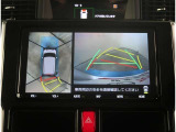 【パノラマモニター】に搭載した4つのカメラにより、車を真上から見ているような映像を表示。運転席から確認しにくい車両周囲の状況を把握できます。