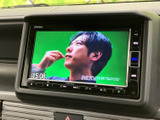 見やすい画面で映像を楽しめるモニターを備えています。画面の周囲には操作ボタンが配置され、必要な機能を選びやすいレイアウト。停車中のひとときにも活用できます。
