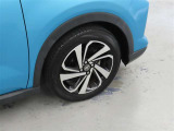装着タイヤサイズは、195/60R17です。純正アルミホイールを装着しております。