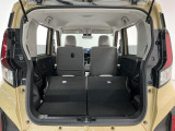 専用のエンジンクリーナーで全体に噴霧し汚れを浮かします。ボンネット裏などの汚れを中心にブラシがけを行い、洗浄しエアブローで仕上げております。