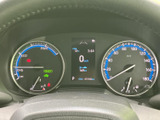 速度や燃料残量などの情報がメーター内にまとまり、運転中も必要な表示を確認しやすい配置です。中央のディスプレイにも各種情報が表示され、視線の移動を抑えて把握しやすくなっています。