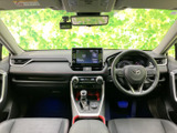 運転席まわりは前方の視界が広く、着座したままメーターや中央の画面を確認しやすいレイアウトです。前席にはゆとりが感じられ、毎日の移動も落ち着いて過ごせます。