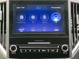 オーディオのメニュー画面から、テレビやラジオ、ディスク、USBなどの音源を選べます。利用できる項目が画面上に一覧で表示されるため、聴きたい音源を確認しながら切り替えやすく、移動中にも便利です。