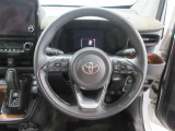 ステアリングから手を離さず、運転に集中したままオーディオ等の操作や安全装置の設定などが行えます。