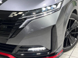 【LEDヘッドライト】悪天候や夜間走行時も良好な視界を確保し安心して運転できる高輝度LEDヘッドライトを装備!点灯速度が早く、消費電力も抑えられています。