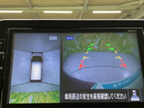 後方映像に加えて車両周囲の表示も確認でき、駐車時の位置合わせをサポートします。画面のガイド線を目安に、周囲の状況を確かめながら操作できる装備です。