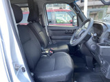 広々とした室内空間で、ゆったりと座れます。運転席からの視界も確保されており、運転しやすい環境です。