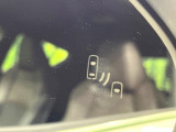 【ブラインドスポットモニター】走行中、ドアミラーの死角になりやすい箇所に後続車が接近するとサイドミラーのレンズに警告を表示!ドライバーに注意喚起をしてくれます。