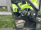 運転席まわりは前方の視界が広く、着座したまま周囲を確認しやすいレイアウトです。ブラウン系のシートと落ち着いた内装がまとまり、足元にもゆとりを感じられる空間に仕上がっています。