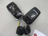 スマートキーを携帯していれば、手荷物が多い時でも、キーを取り出さずにロック&アンロックができる、スマートエントリーです。