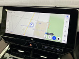 地図を大きく表示でき、現在地や周辺の道路を確認しやすい画面です。検索や音声入力などのアイコンも並び、目的地設定を日常のお出かけに活用できます。