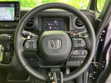 ステアリングには複数のスイッチが配置され、運転姿勢を保ちながら各種機能へアクセスしやすい設計です。メーターや画面も視界に収まり、運転に集中しやすい環境です。