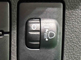 対向車や先行車への配慮が可能。積載物の状況に応じてヘッドライトの照射角度を手動調整できるスイッチ。