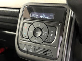 【オートエアコン】一度お好みの温度に設定すれば、車内の温度を検知し風量や温度を自動で調整。暑い&hellip;寒い&hellip;と何度もスイッチ操作をする必要はありません。快適な車内空間には必須の機能ですね♪