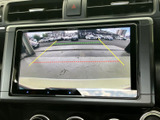後方確認をサポートする映像表示に加え、画面上のガイド線で駐車時の目安もつかみやすく、車庫入れや縦列駐車など日常の場面で役立ちます。画面で状況を確認しながら操作できます。