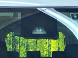 【スマートアシスト】走行中に前方の車両等を認識し、衝突しそうな時は警報とブレーキで衝突回避と被害軽減をアシスト。より安全にドライブをお楽しみいただけます。
