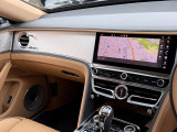 【オプション】Bentley Rotating Display(ボタンを押すと、中央部分が回転し・ 12.3インチタッチスクリーン・アナログ3連メーター・ダッシュ全体と同様のアルミ板に切り替わります)