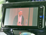 テレビ番組を映し出せる画面を備え、停車中の休憩時間などに映像を視聴できます。画面上で内容を確認できるため、移動の合間のひとときを快適に過ごせる装備です。