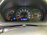 速度計や燃料計などがひと目で確認できる配置で、運転中に必要な情報を把握しやすいメーター廻りです。走行距離表示も備わり、日々の確認に便利です。