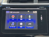 画面にはナビやオーディオ、電話、情報などのメニューが表示され、目的の項目を探しやすい構成です。設定やヘルプネットへの入口もあり、日々の移動で使う機能をまとめて確認できます。