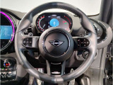 MINIの内装はとにかく『円』に拘ったデザインコンセプトが一目で伝わってきます。これほど円形に拘った車は他に御座いません。伝統のデザイン、トグルスイッチなど遊び心のある内装で御座います。
