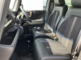 運転席と助手席が並ぶ前席は、座面の落ち着いた色合いとまとまりのある室内が魅力です。前方の視界を確保しやすく、乗り降りの際にも足元を確認しやすい空間です。