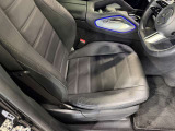 メルセデスのシートは、少し硬めに出来ておりますので、長時間の運転でも疲れにくく、安全にドライビングをお楽しみ頂けます