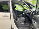 前席は視界が広く、運転席から前方や左右を見渡しやすい室内です。ゆとりある座席と足元で乗り降りもしやすく、落ち着いた色合いの内装が日々の移動を心地よく支えます。