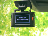 車内に設置された小型画面には、SDカードが挿入されていない旨が表示されています。画面付き機器を備えており、装備内容や利用方法については店頭でご案内いたします。