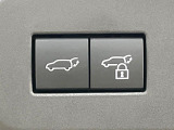 【パワーバックドア】スマートキーや運転席のボタンを押すだけでリアゲートが自動で開閉します!荷物を持っている時や、高い位置にあるバックドアを閉める際に便利な機能です♪