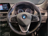 【ハンドル】ドライバーとBMW車の一体感がダイレクトに伝わるステアリングホイール。形状・太さへの拘りに加えて、操作性を高める為にスイッチ類も配置。クイックかつ安定のドライビングを体感下さい!