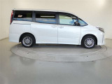 両側パワースライドドア付きだから、狭い駐車スペースなどでの 乗り降りラクラク!小さなお子さまのいるご家庭には嬉しい装備。