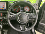 手元に複数のスイッチを備え、運転姿勢を大きく変えずに各種機能へアクセスできます。前方に視線を向けながら扱いやすく、日々の運転を支える装備です。