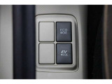 【EVモード】 電気モーターのみを使って走行するモードです。深夜の住宅街、屋内駐車場でエンジン騒音や排気ガスを気にすることなく走行できます。