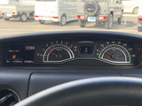速度やエンジン回転数、燃料残量などの情報を運転席から確認できます。表示がまとまっており、走行前や運転中に必要な車両情報を把握しやすい配置です。