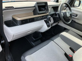 前席には明るい色合いのシートと、見渡しやすいダッシュボードを採用。運転席から前方を確認しやすく、助手席の方もゆったりと過ごせる、すっきりした室内空間です。