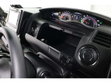 スッキリしまうことのできる運転席アッパーボックスがあります!