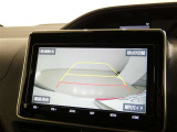 バックガイドモニター付き。車両後方の映像をナビ画面に表示し、駐車などの後退操作をサポートします。